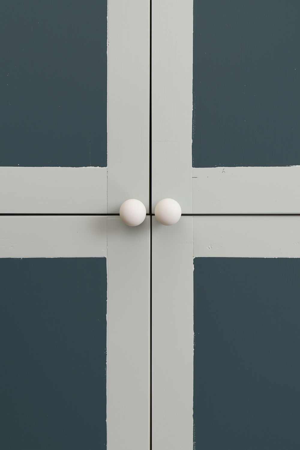 Two-Toned Cabinets with Ceramic Knob Details